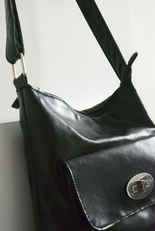 Vintage  - BAG - Black - Leather Look - Handbag- Stylish  Silver clip to front - GLAM shop Vintage - Bag Collectio  013GSV             Image