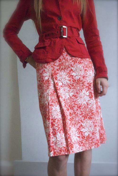 Dickens and Jones - label - Size   14  - Red and white skirt - Floral design - Knee length V - GLAM shop Vintage - Work Collection  - 010GS Image