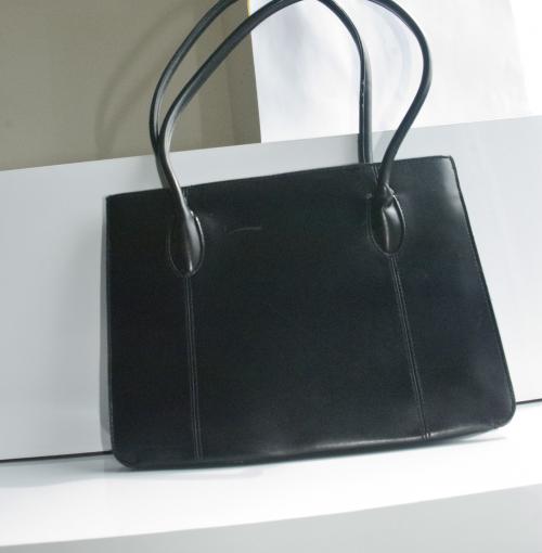 005GSV-BAGS- Medium-Black-handbag                Image
